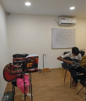 Guitar Classes in aspire music kknagar chennai.